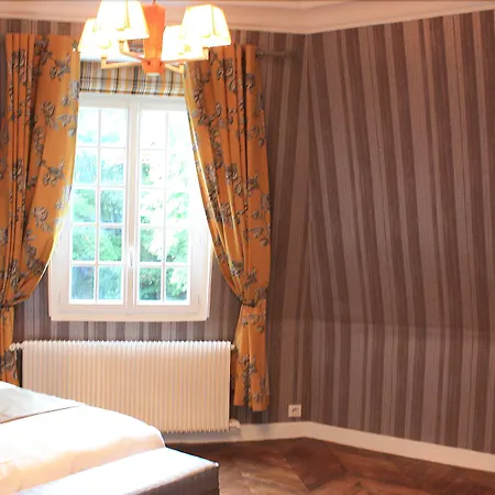 Guest house Chateau D'avesnes - Le Castelet 4*