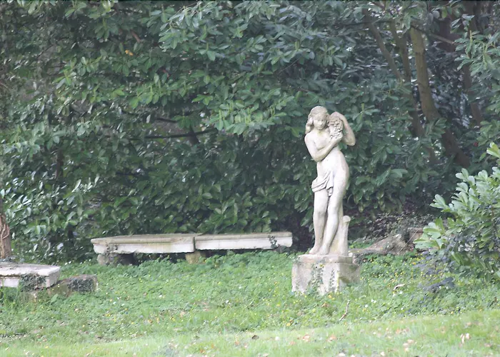 Chateau D'avesnes - Le Castelet Guest house 4*