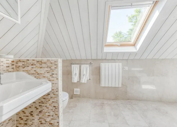 Chateau D'avesnes - Le Castelet Guest house 4*